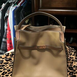 Tory Burch Lee Radziwill bag. Like new!